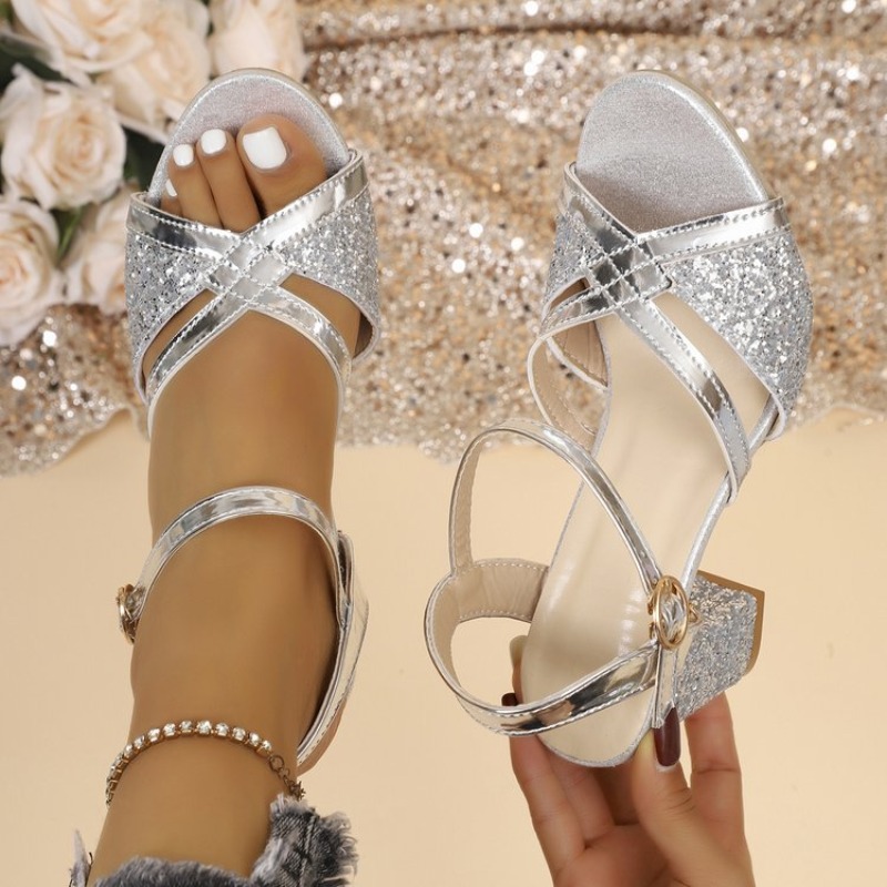 Women Shoes Model - รองเท้าส้นบล็อกแบบเปิดนิ้วเท้าประดับสายไขว้สีทองวิบวับ พร้อมหัวเข็มขัดรัดข้อเท้า เหมาะสำหรับงานพรอม งานแต่งงาน งานปาร์ตี้ หรืองานเลี้ยง