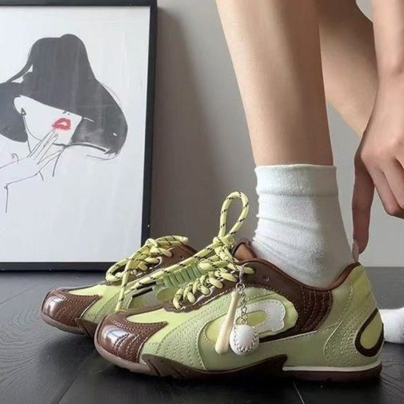 Women Shoes Brown Colour - รองเท้าผ้าใบผู้หญิงสไตล์วินเทจแบบดีคอนสตรัคชัน สีน้ำตาล-เขียวตัดกัน พร้อมเชือกผูก รองเท้าพื้นเรียบ ตกแต่งด้วยจี้เบสบอลที่ถอดออกได้ เหมาะสำหรับการใช้งานในชีวิตประจำวันของผู้หญิง